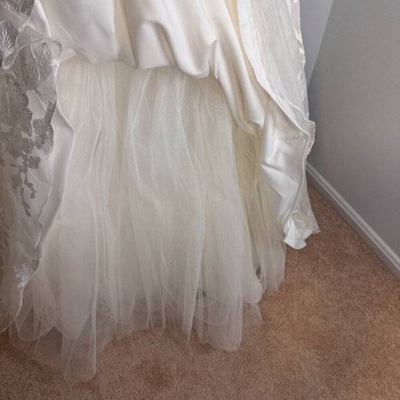 Jacquelin Exclusive Ivory Wedding Dress - Size 12 - Picture 14 of 15